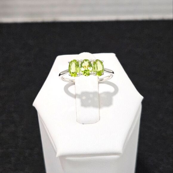 NWOT, Peridot and Sterling Silver ring - Picture 1 of 6